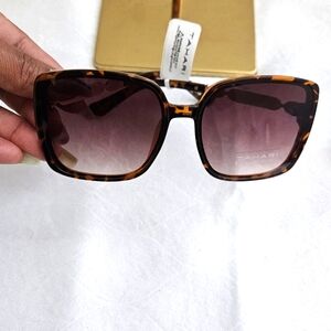 NWT🌸🌸TAHAIRI SUNGLASSES🌸🌸